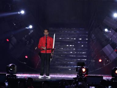 Presiden Jokowi memberi sambutan saat hitung mundur Asian Games 2018 di Monas, Jakarta, Jumat (18/8). Acara ini menandai setahun Jakarta-Palembang sebelum menjadi tuan rumah Asian Games ke-18 itu. (Liputan6.com/Herman Zakharia)