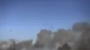 Helikopter pemadam kebakaran terbang di atas kebakaran hutan di distrik Landal Caldas da Rainha di Portugal, Rabu (17/8/2022). Namun, para pejabat memperingatkan perkiraan gelombang panas baru untuk daerah tersebut dapat memperumit tugas tersebut. (AP Photo/Joao Henriques)