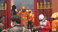 Sejumlah petugas damkar Kota Bandung sedang berupaya memadamkan api yang membakar Vihara Satya Budhi. (Huyogo Simbolon)