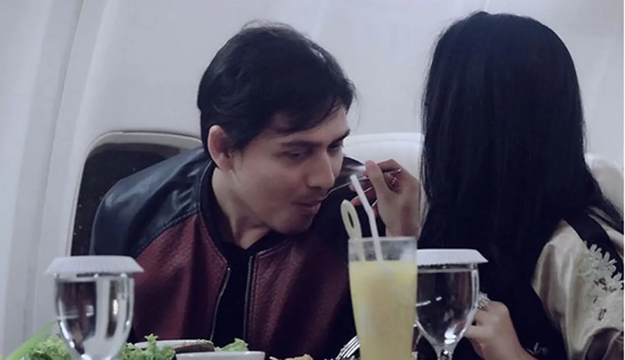 "Thankyou SuamiKu sayang 😘😘 Udah Mau Mijitin aku Ala..Ala kemaren udah cape tapi rela Mijitin Istrinya akhhh makin Cinta I Love u ayang @luckyhakimofficial," tulis Tiara. (Instagram/tiaradewireal)