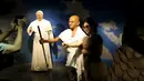 Seorang wanita berselfie disamping patung lilin Mahatma Gandhi (tengah) dan Paus Francis (kiri) di Grevin Wax Museum, Korea Selatan, Kamis (30/7/2015). Sekitar 80 tokoh dunia ditampilkan dalam meseum tersebut. (REUTERS/Kim Hong-Ji)