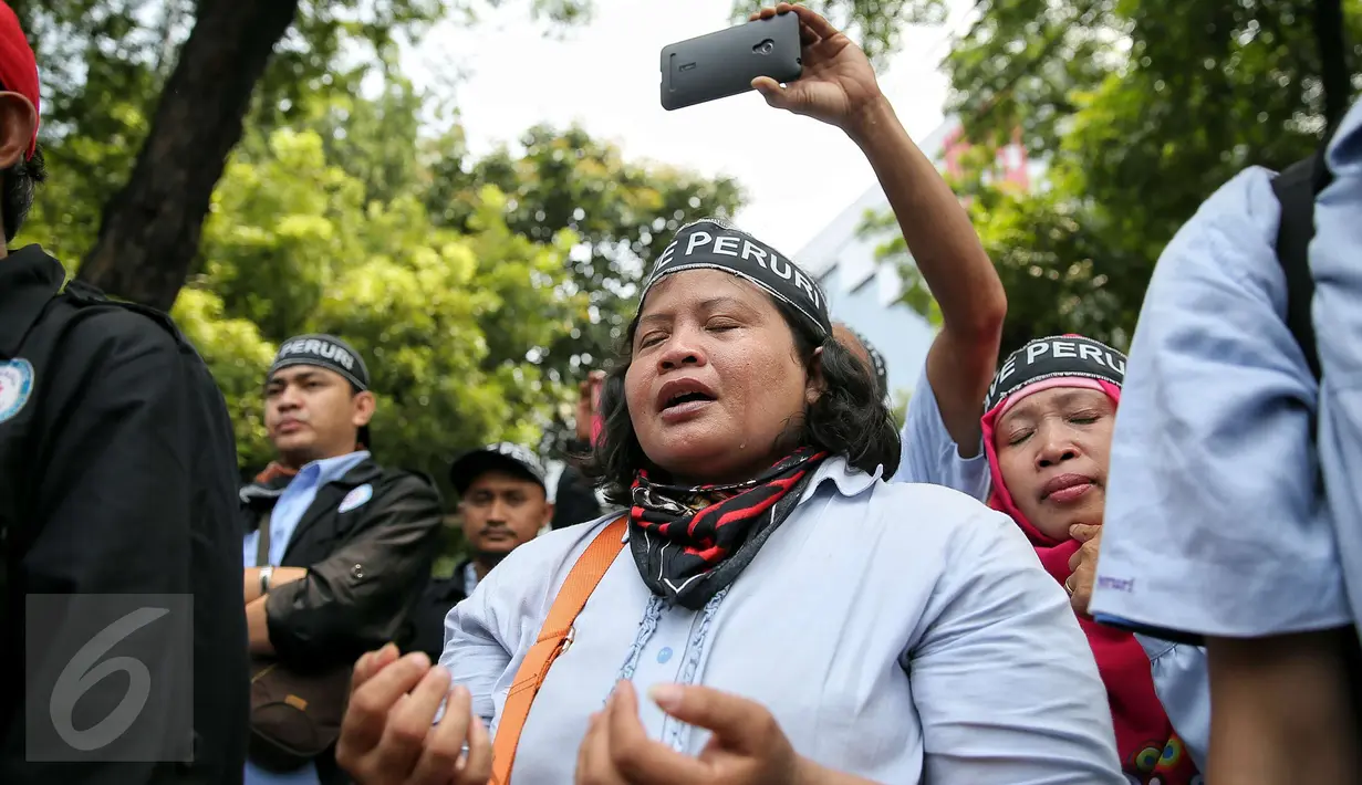 Seorang pengunjuk rasa menangis saat menggelar aksi di Kementerian BUMN, Jakarta, Selasa (19/1). Mereka menuntut direksi Perum Peruri mundur lantaran tidak mendapat hak sepenuhnya sebagai pekerja di lembaga pencetak rupiah itu (Liputan6.com/Faizal Fanani)