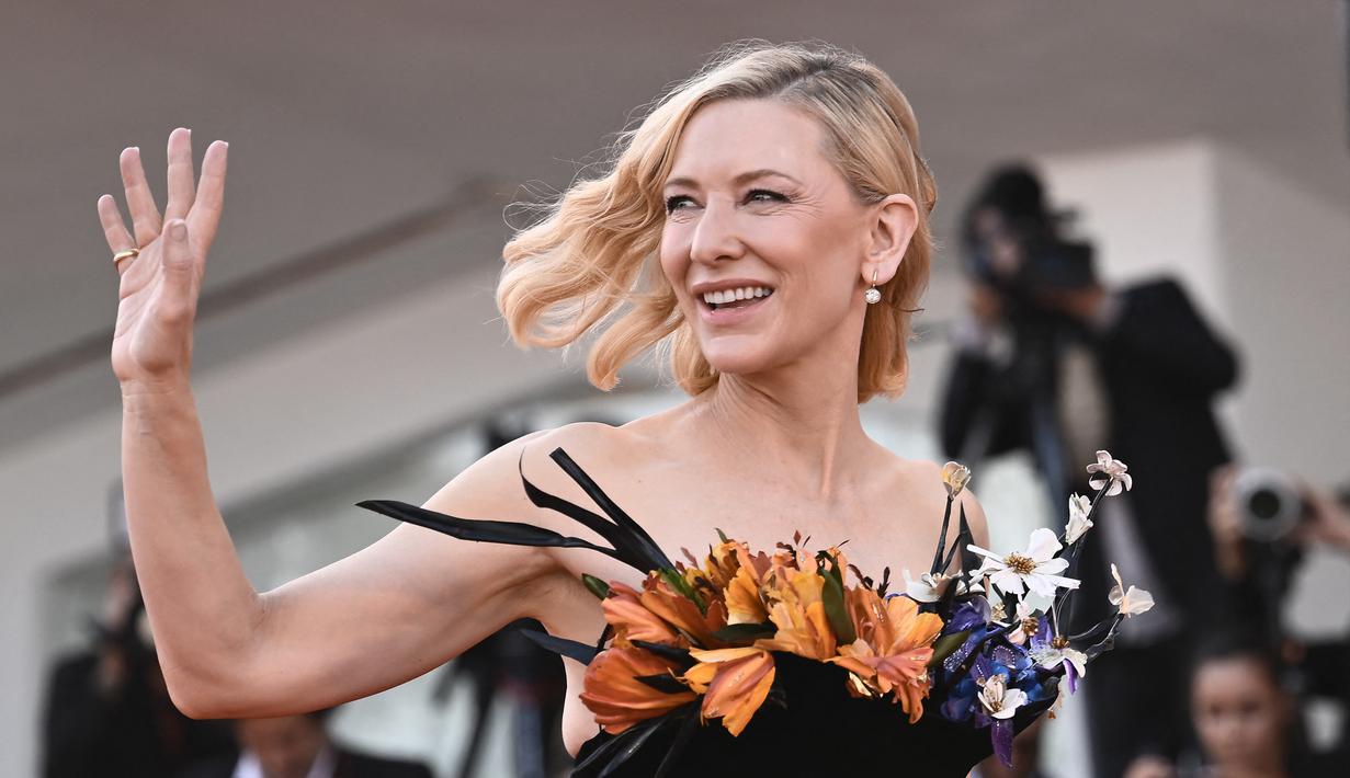 Aktris Australia Cate Blanchett saat tiba untuk pemutaran film 'Tar' pada ajang Venice Film Festival 2022 di Venesia, Italia, 1 September 2022. Penampilan Cate Blanchett ini berbeda dari yang dia kenakan hanya beberapa jam sebelumnya. (Marco BERTORELLO/AFP)