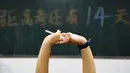 Siswa sekolah menengah bersiap mengisi soal menjelang ujian tahunan "Gaokao" atau ujian masuk perguruan tinggi di China, provinsi Hebei utara (23/5). Gaokao dikenal oleh para siswa di China sebagai ujian tersulit selama sekolah. (AFP Photo/China Out)