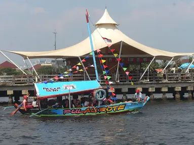 Wisatawan berkeliling menggunakan perahu wisata di Pantai Ancol, Jakarta, Senin (18/6). Taman Impian Jaya Ancol masih menjadi destinasi wisata yang ramai dikunjungi saat libur Lebaran. (Merdeka.com/Imam Buhori)