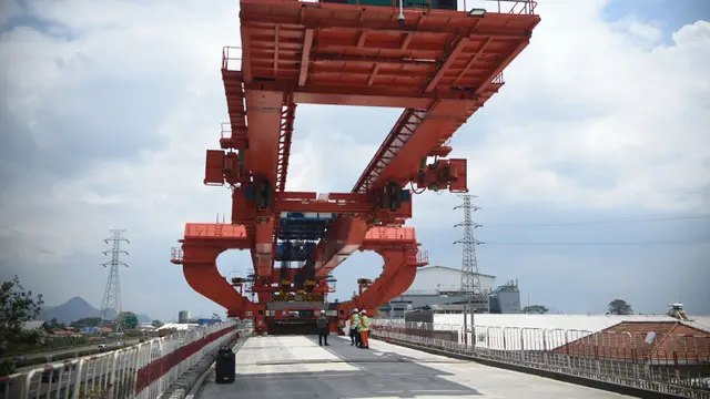 Pemasangan Girder Kereta Cepat Jakarta - Bandung