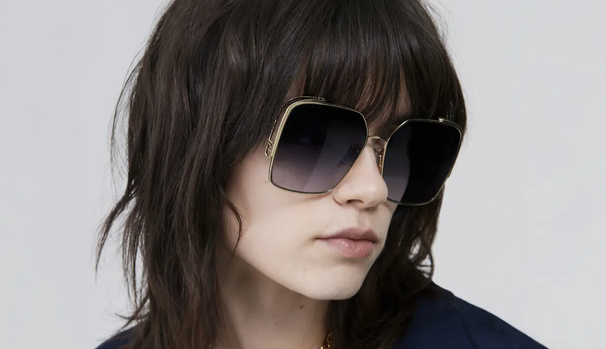 Sementara itu desain kacamata juga memiliki keanggunan feminin yang menjadi ciri khas Fendi dalam ukuran besar dan bingkai logam. (Foto: Fendi)