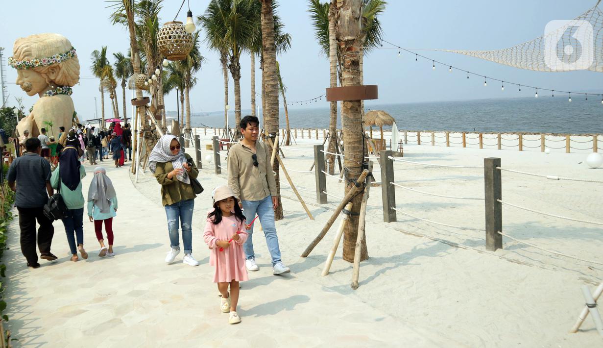 <p>Warga mengunjungi pantai pasir putih dan destinasi kuliner Aloha PIK di kawasan Pantai Pasir Putih, Pantai Indah Kapuk (PIK) 2, Tangerang, Banten, Senin (25/12/2023). Aloha PIK merupakan sebuah destinasi tematik baru yang berlokasi di wilayah PIK 2. (merdeka.com/Arie Basuki)</p>