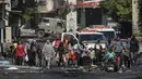Penduduk kamp pengungsi Jenin meninggalkan rumah mereka ketika militer Israel melanjutkan operasi di daerah itu pada Selasa, 4 Juli 2023. (AP Photo/Majdi Mohammed)