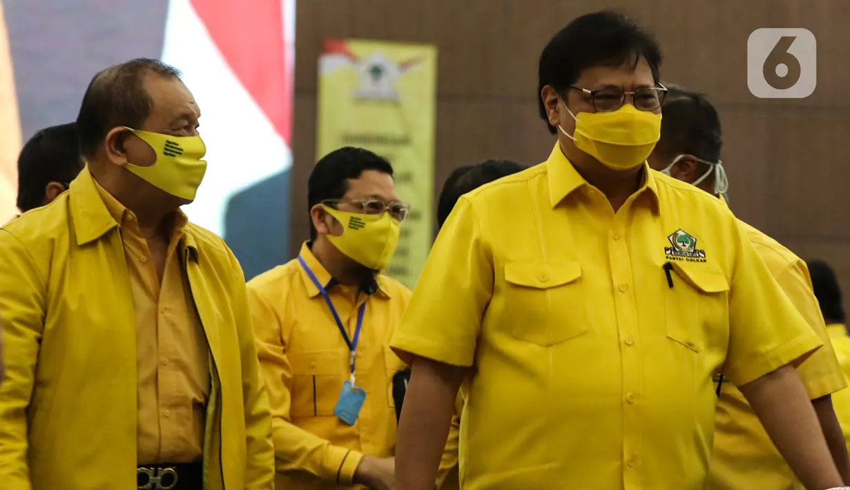 Ketum Partai Golkar Airlangga Hartarto saat menghadiri bimbingan teknis pilkada serentak 2020 di Jakarta, Minggu (30/8/2020). Bimbingan teknis membahas sosialisasi peraturan perundang undangan dalam rangka pilkada serentak tahun 2020. (Liputan6.com/Johan Tallo)