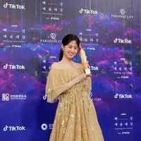 Park Eun Bin menjelma jadi Princess Belle saat terima piala Daesang (@flacaeve_thv)