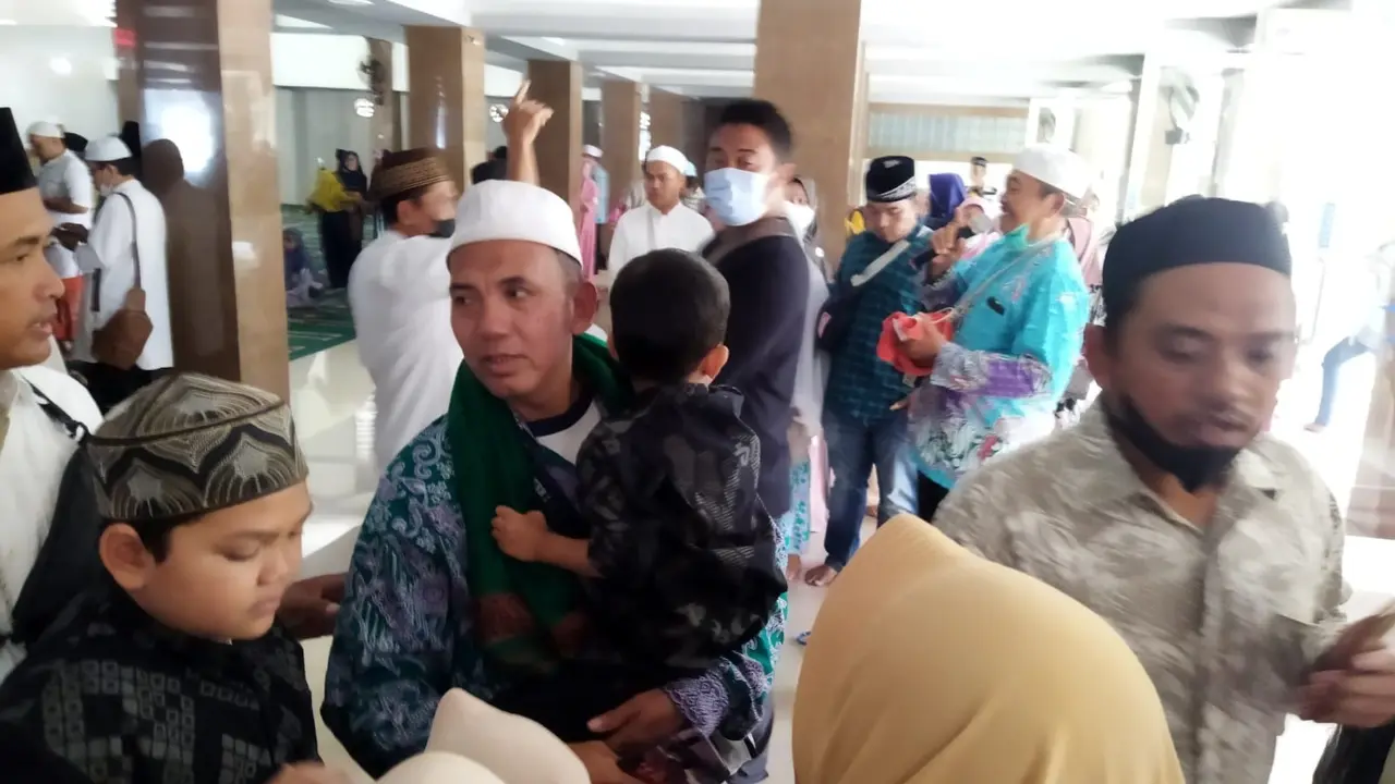 Kedatangan Jamaah Haji Banyuwangi Disambut Haru Keluarganya (Hermawan Arifianto/Liputan6.com)
