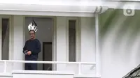 Gubernur DKI Jakarta Anies Baswedan terlihat di balkon rumah dinas Jalan Suropati, Menteng, Kamis (3/12/2020). Anies Baswedan yang masih melakukan isolasi mandiri di rumah dinas gubernur karena positif Covid-19 menyempatkan diri untuk berolahraga pada pagi ini (Liputan6.com/Herman Zakharia)