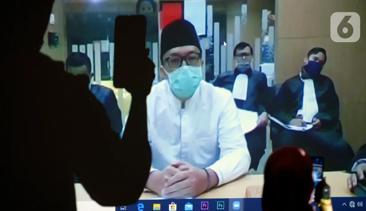 Mantan Menpora, Imam Nahrawi mendengarkan bacaan tuntutan Jaksa Penuntut Umum (JPU) dalam secara online di Gedung KPK, Jakarta,Jumat (12/06/2020). Imam Nahrawi terkait kasus dugaan suap dana hibah pemerintah kepada KONI melalui Kemenpora sebesar 17 miliar. (merdeka.com/Dwi Narwoko)