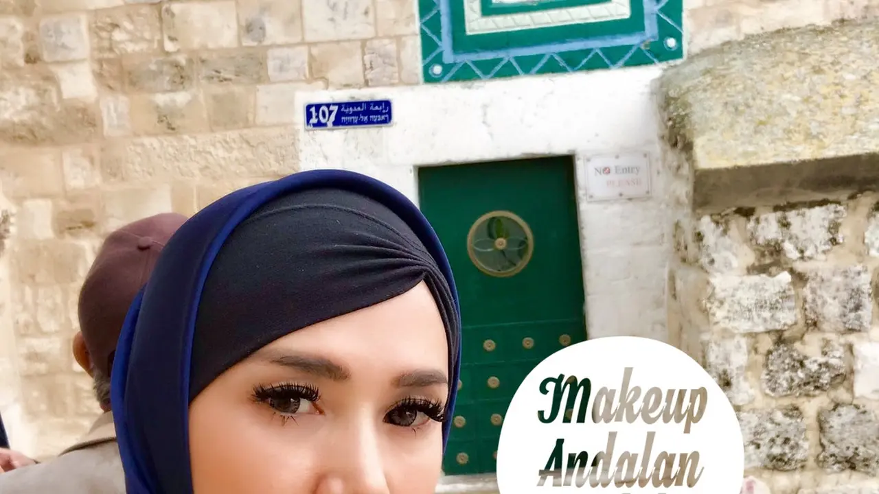 [Bintang] Makeup Andalan Seleb: Cantik Kenakan Hijab, Mulan Jameela Tunjukkan Riasan Mata Memesona untuk Ramadan 2018