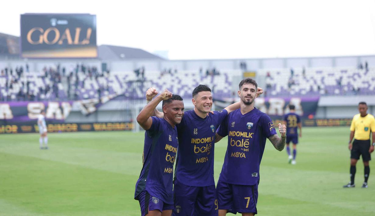 Empat gol kemenangan Persita Tangerang dicetak lewat aksi Eber Bessa pada menit ke-24, Rayco Rodriguez (70', 85'), dan Pablo Ganet (90+3'). (Bola.com/M Iqbal Ichsan)
