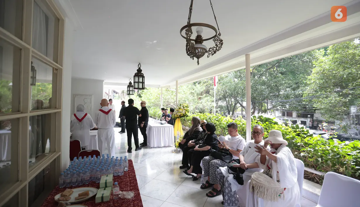 Suasana rumah duka Guruh Soekarnoputra di Jalan Sriwijaya Raya, Kebayoran Baru, Jakarta Selatan, Sabtu (26/9/2026). Sejumlah pelayat berdatangan untuk memberikan penghormatan terakhir kepada putra bungsu Presiden pertama RI Soekarno tersebut. (KLY/Budy Santoso)