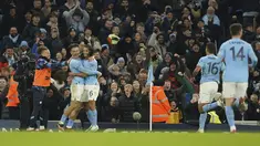 Bek Manchester City, Nathan Ake (kedua kiri) berselebrasi dengan rekan setimnya setelah mencetak gol ke gawang Arsenal selama pertandingan putaran ke-4 Piala FA di Stadion Etihad di Manchester, Inggris, Sabtu (28/1/2023). Man City menang tipis atas Arsenal dengan skor 1-0. (AP Photo/Dave Thompson)