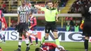 Reaksi pemain Juventus, Paul Pogba, setelah dianggap melanggar pemain Bologna dalam laga Serie A Italia di Stadion Renato Dall'Ara, Bologna,Sabtu (20/2/2016) dini hari WIB. (EPA/Giorgio Benvenuti)