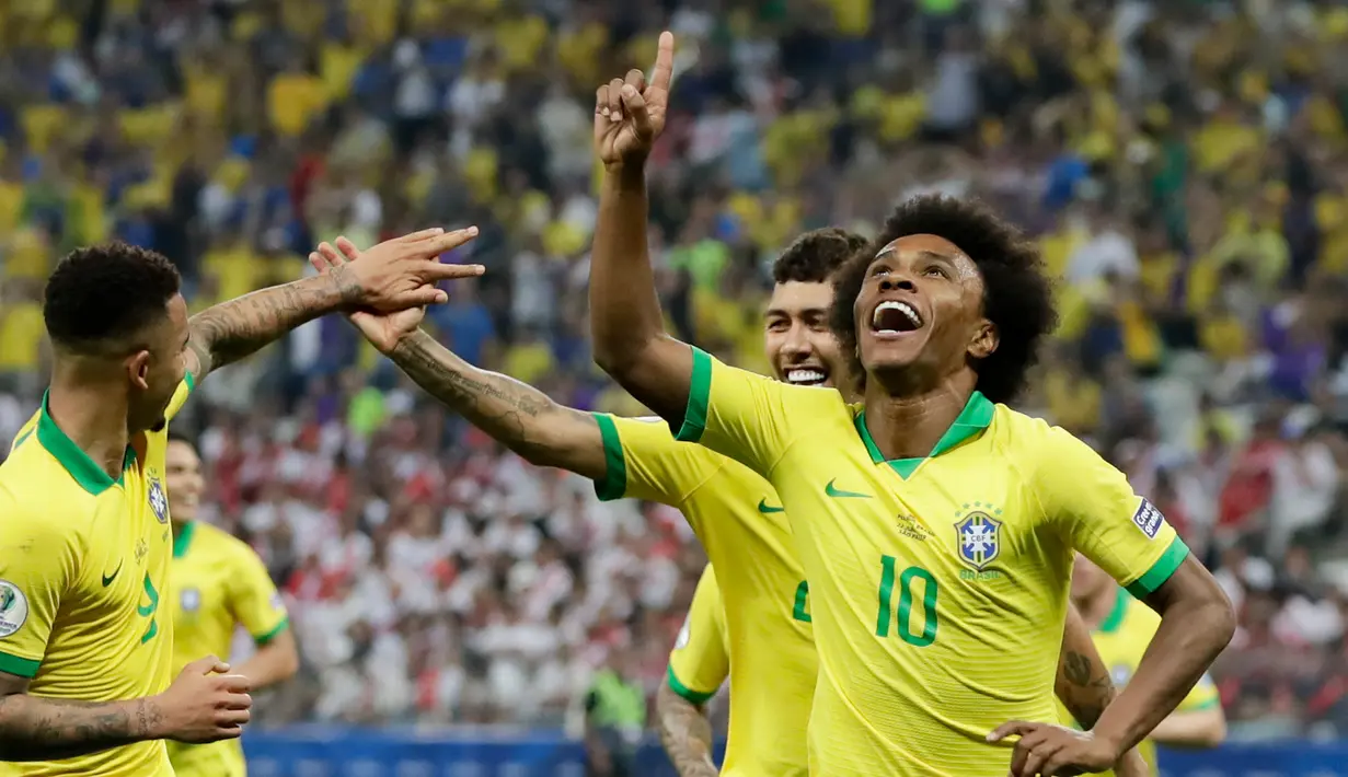 Pemain Brasil Willian (kanan) melakukan selebrasi usai mencetak gol ke gawang Peru dalam laga Grup A Copa America di Arena Corinthians, Sao Paulo, Brasil, Sabtu (22/6/2019). Brasil lolos ke babak perempat final usai membantai Peru 5-0. (AP Photo/Andre Penner)