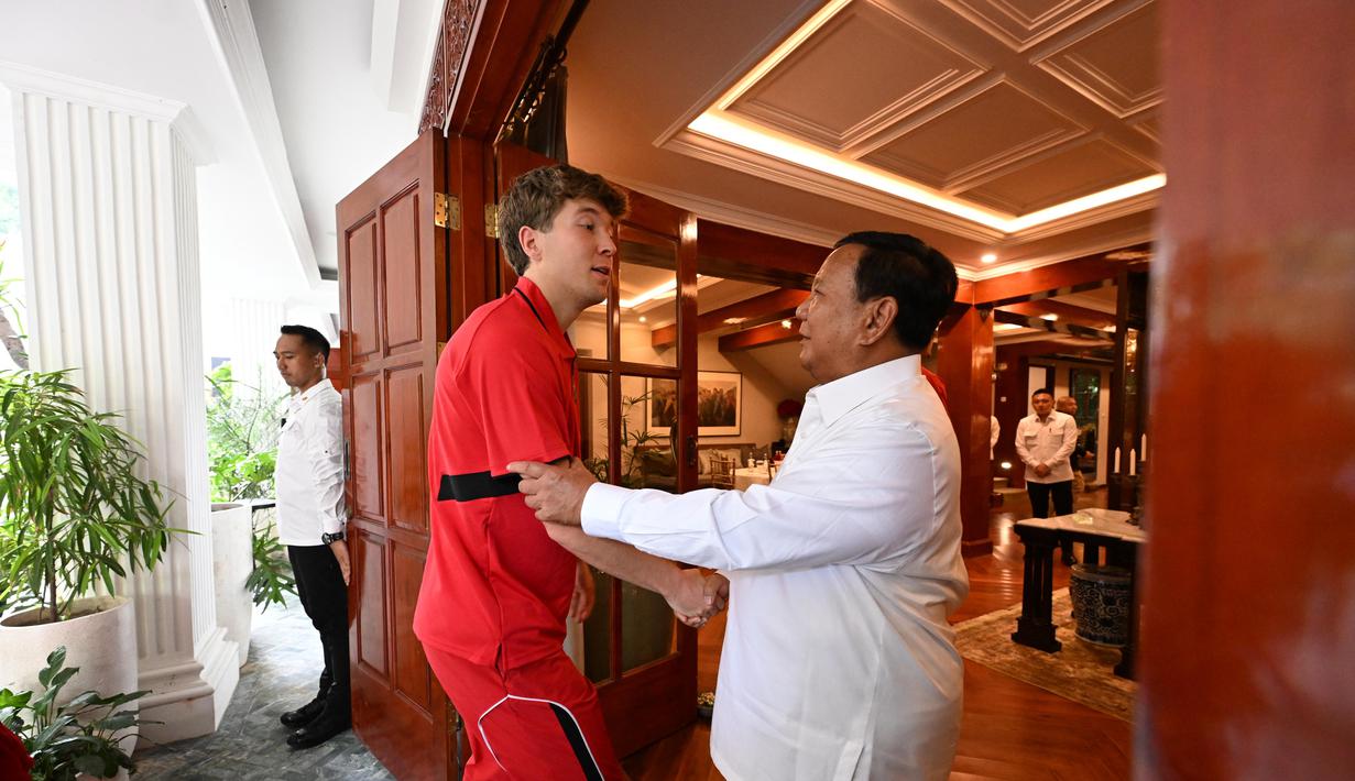 Presiden Prabowo menyalami pemain Timnas Indonesia, Ole Romeny saat menyambut Skuad Garuda dalam kunjungannya di Kartanegara, Jumat (06/06/2025). (Biro Pers Sekretariat Presiden/Cahyo)