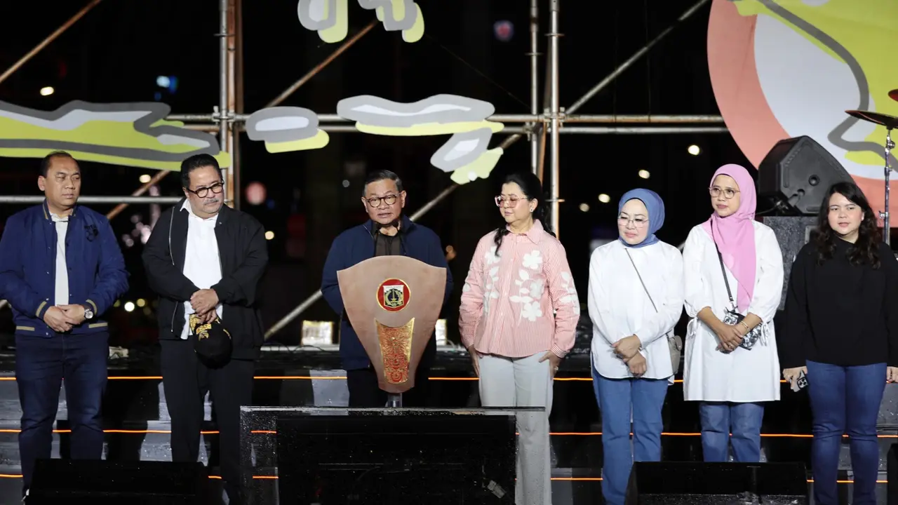 Gubernur DKI Jakarta Pramono Anung saat menghadiri acara malam Tahun Baru bertema 'Jakarta Global City: From Jakarta with Love' di Bundaran HI, Jakarta Pusat.