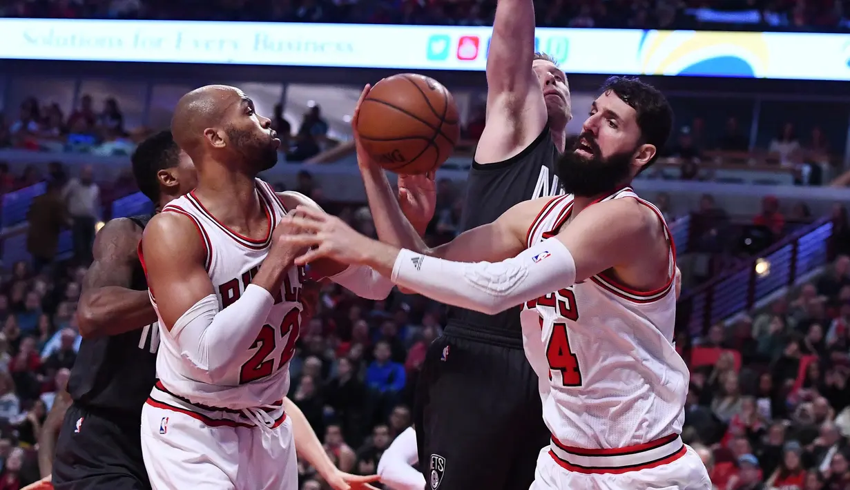 Pemain Chicago Bulls, Nikola Mirotic (kanan) merebut bola rebound saat berduel dengan pemain Brooklyn Nets  pada lanjutan NBA basketball game, (28/12/2016) di United Center.  Bulls menang 101-99. (Reuters/Mike DiNovo-USA TODAY Sports)