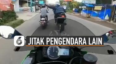Aksi tidak terpuji dilakukan oleh pengendara motor sport ini karena menjitak helm pengendara motor lain saat di jalan.
