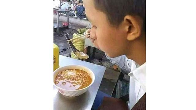 6 Potret Cara Makan Antimainstream Ini Bikin Geleng Kepala