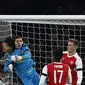 Emiliano Martinez menerima banyak tawaran untuk hengkang dari Arsenal. Namun Arsene Wenger memproteksi eks-kiper Argentina U-20 itu. (ADRIAN DENNIS / AFP)