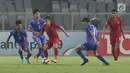 Pemain Timnas Indonesia U-19, Egy Maulana Vikri berebut bola dengan pemain Chinnese Taipei saat laga penyisihan Grup A Piala AFC U-19 2018 di Stadion GBK, Jakarta, Kamis (18/10). Babak pertama berakhir imbang 0-0. (Liputan6.com/Helmi Fithriansyah)