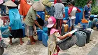 Kekeringan ekstrem di Kabupaten Pati membuat warga dan anak-anak harus rela antre demi mendapatkan air bersih. (Liputan6.com/ Ahmad Adirin)