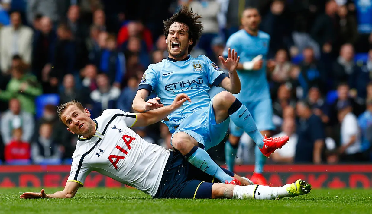 Gelandang Manchester City, David Silva (kiri) saat dilanggar oleh pemain Tottenham Harry Kane pada Laga Liga Premier Inggris di Stadion White Hart Lane, Inggris, Minggu (3/5/2015). Manchester City menang 1-0 atas Tottenham Hotspur. (Reuters/Eddie Keogh)