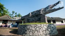 Suasana pintu masuk penangkaran sekaligus tempat wisata Taman Buaya Cikarang di kabupaten Bekasi, Rabu (28/6). Salah satu penangkaran terbesar di Asia bahkan dunia ini bisa dijadikan alternatif wisata libur Lebaran. (Liputan6.com/Gempur M Surya)