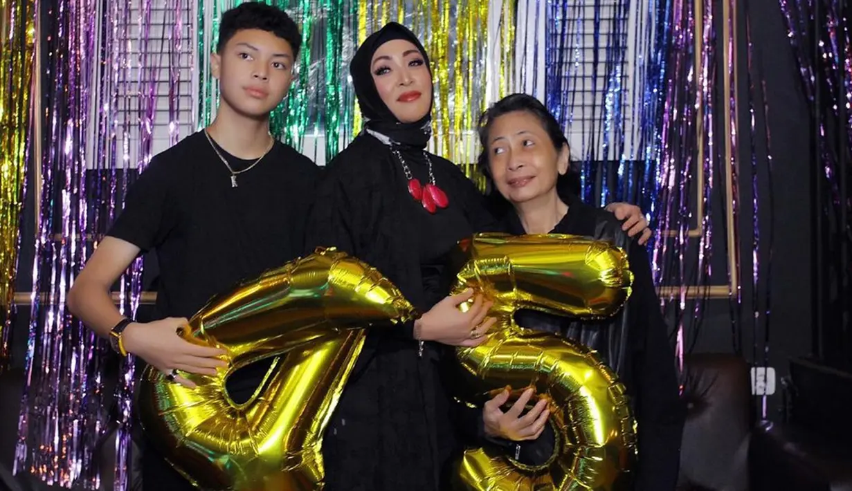 Pesta ultah Angelina Sondakh ini berlangsung sangat meriah. Berbagai macam dekorasi khas ulang tahun hingga balon dengan angka 45 terlihat cukup memeriahkan suasana.(Liputan6.com/IG/@angelinasondakh09)