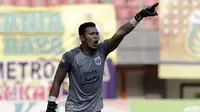 Kiper PSIS Semarang, Joko Ribowo, memberikan arahan kepada rekannya saat menghadapi Bhayangkara FC pada laga Shopee Liga 1 di Stadion Patriot Chandrabhaga, Bekasi, Selasa (20/8). PSIS menahan imbang 0-0 Bhayangkara. (Bola.com/Yoppy Renato)