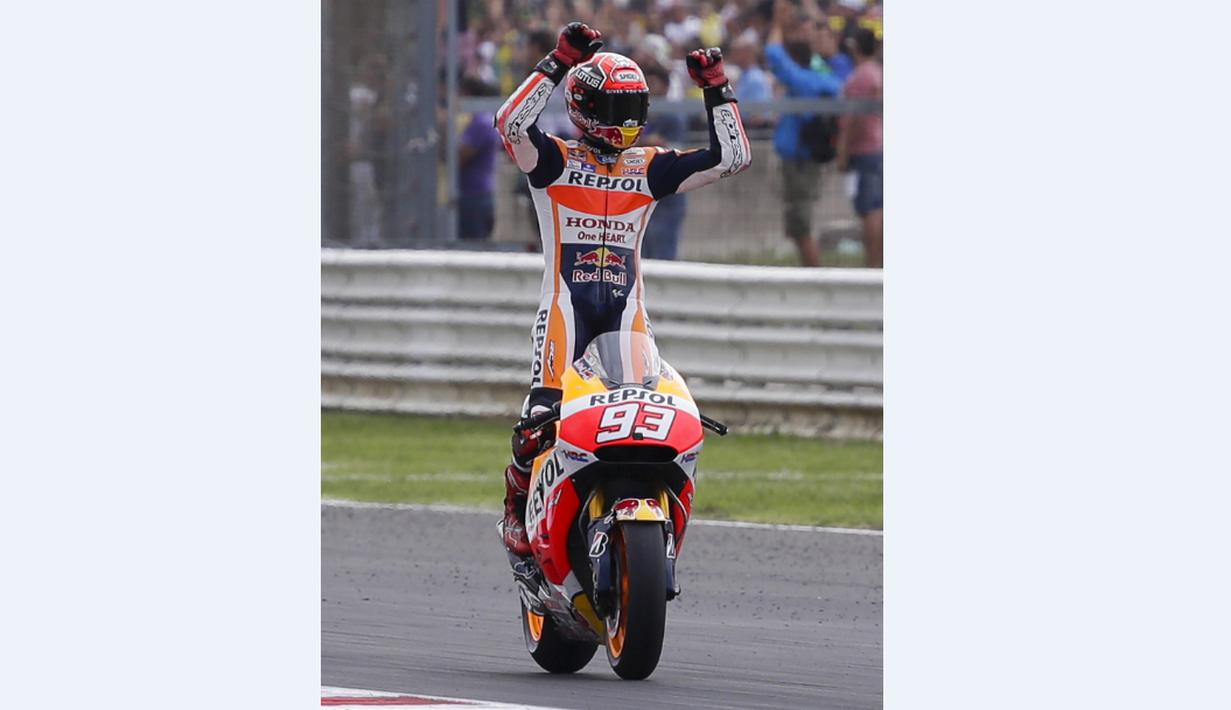 Marc Marquez merayakan kemenangan di depan pendukungnya dalam balapan MotoGP San Marino di Sirkuit Misano, Minggu (13/9/2015). (Reuters/Max Rossi)