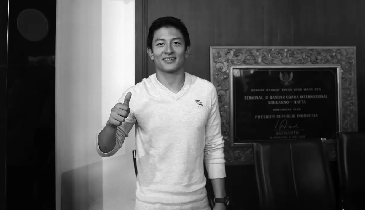 Pebalap Nasional, Rio Haryanto saat nelakukan sesi foto di Bandara Soekarno-Hatta, Cengkareng, Tangerang, Rabu (2/11/2015). (Bola.com/Nicklas Hanoatubun)