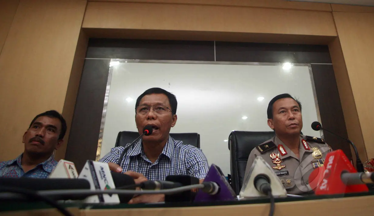 Direktur Tipideksus Bareskrim Brigjen Pol. Victor Edison Simanjuntak (tengah) memberikan keterangan saat rilis Pengungkapan Jaringan Perjudian Online di Bareskrim Mabes Polri, Jakarta, Jumat (22/5/2015). (Liputan6.com/Helmi Afandi)