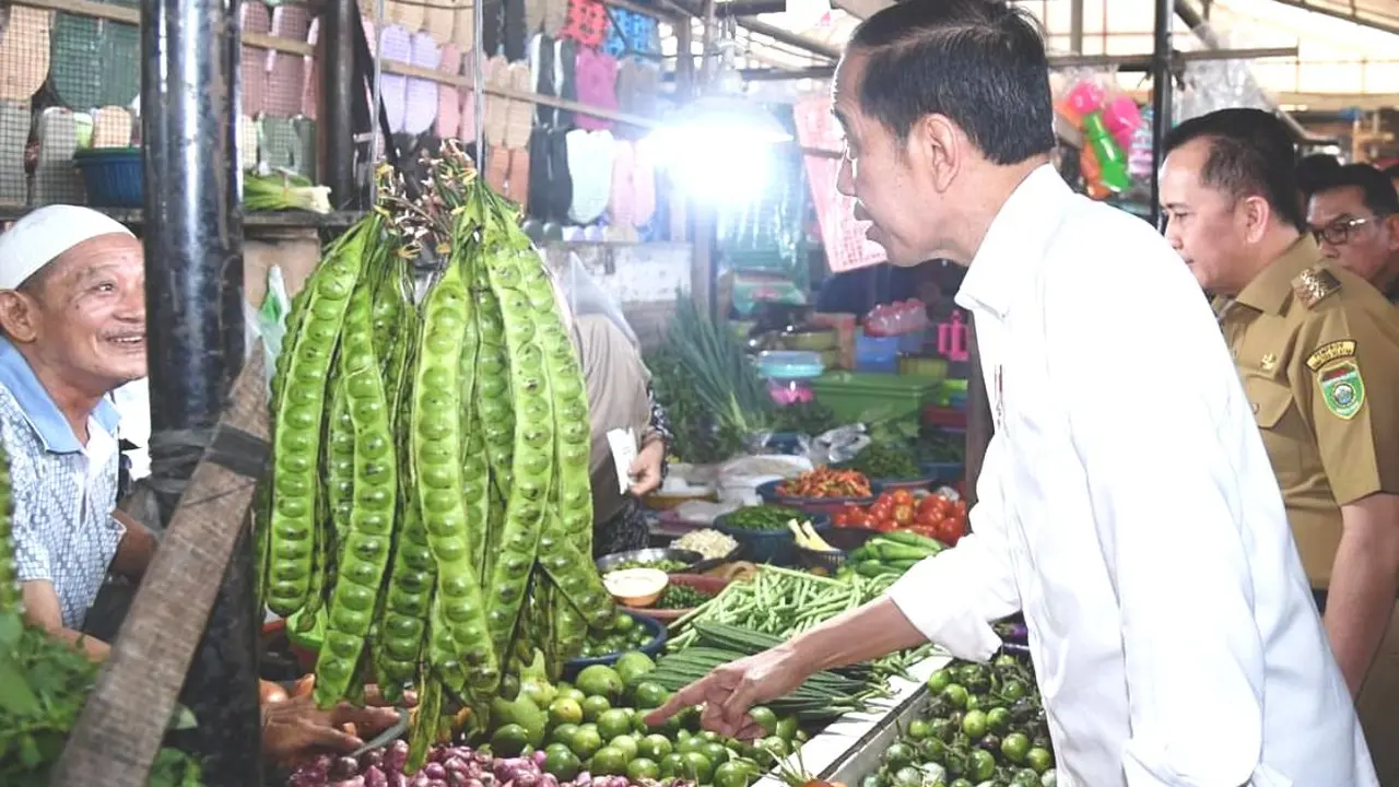Presiden Jokowi Soroti Tingginya Harga Cabai Merah di Palembang