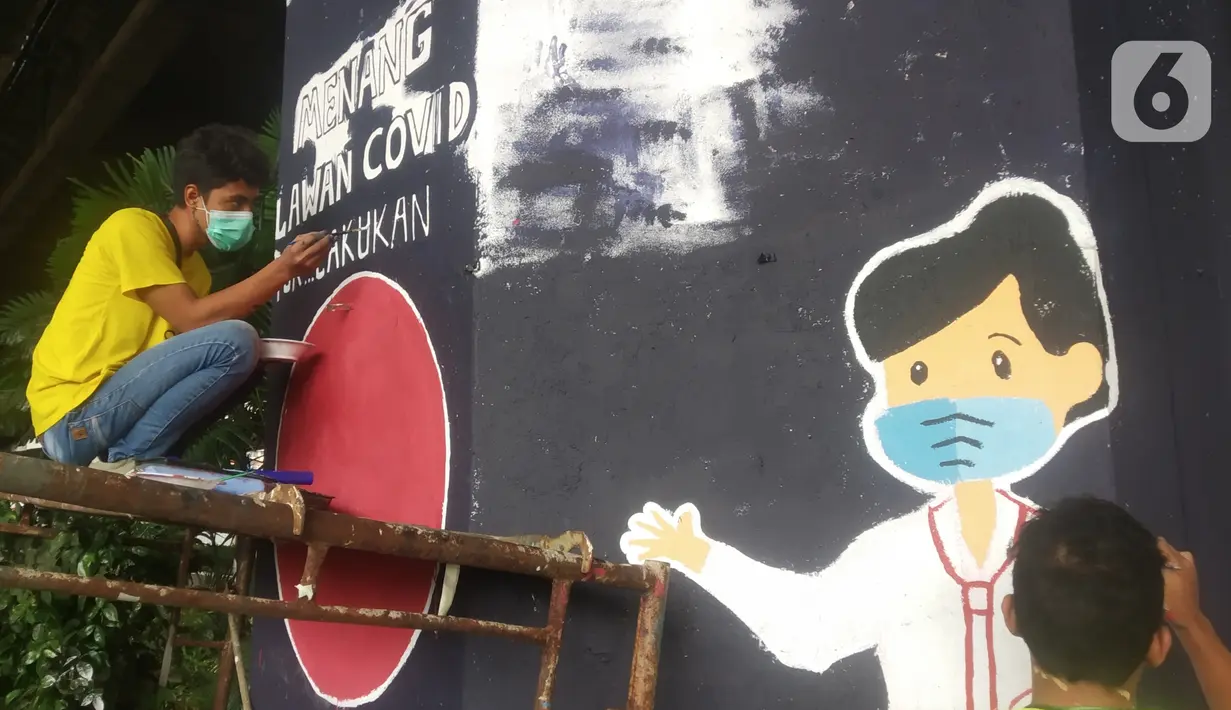 Mahasiswa melukis mural bertemakan sosialisasi pencegahan Covid-19 di kolong jalan tol dalam kota, Kebun Nanas, Jakarta, Jumat (4/12/2020). Kegiatan sekitar 90 tiang kolong tol sepanjang jalan MT Haryono ini difasilitasi Satgas Covid-19. (merdeka.com/Arie Basuki)