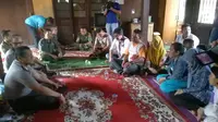 Jajaran Polresta Palembang mendatangi keluarga korban peluru nyasar (Nefri Inge / Liputan6.com)