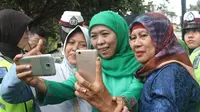 Pengunjung berfoto dengan Khofifah di Asta Tinggi Sumenep.