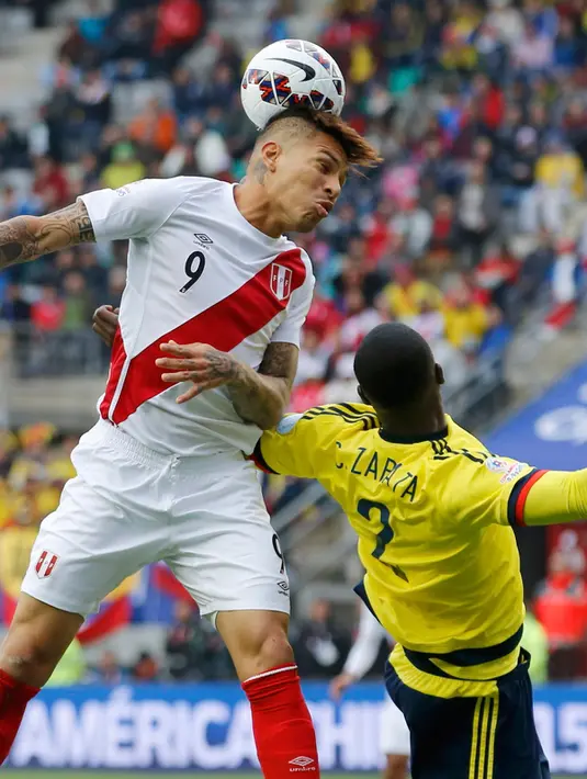 Penyerang Peru, Paolo Guerrero (kiri) berebut bola udara dengan bek Kolombia Cristian Zapata di pertandingan Copa America 2015 di Stadion Municipal Bicentenario, Chili, (22/6/2015). Peru bermain imbang 0-0 atas Kolombia. (REUTERS/Henry Romero) 