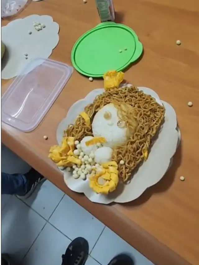 Momen Seru Teman Sekantor Lomba Hias Bekal Mi Paling Kotak, 6 Potretnya Kocak