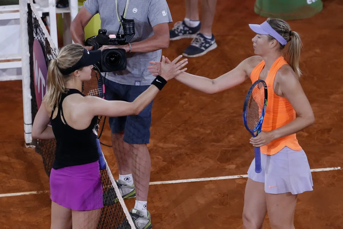 Maria Sharapova (kanan) mengucapkan selamat kepada Eugenie Bouchard selepas laga babak kedua Madrid Open, Selasa (9/5/2017) dinihari WIB. Sharapova tumbang 5-7, 6-2, 4-6. 