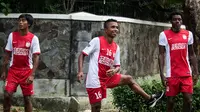 Pemain PSM Makasar, Ridwan Tawainella, melakukan pemanasan saat latihan di sekitar kompleks perumahan di kawasan Jakarta, Jumat (8/4/2016). Latihan itu merupakan persiapan jelang Trofeo Persija. (Bola.com/Vitalis Yogi Trisna)
