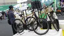 Pengunjung melihat-lihat sepeda yang menggunakan rangka rotan pada Startup Teknologi dan Inovasi Industri Anak Negeri 2019 di Hall B Jakarta, Minggu (6/10/2019). Ajang ini memamerkan inovasi teknologi yang dikembangkan mahasiswa dan inovator dari berbagai bidang. (Liputan6.com/Helmi Fithriansyah)