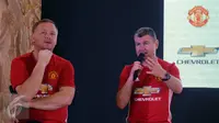 Legenda Manchester United David May (kiri) dan Denis Irwin menjawab pertanyaan jelang pemberian hadiah Chevrolet Fan Club 2017 di Jakarta, Jumat (17/3). Empat pemenang berhak hadiah perjalanan ke Stadion Old Trafford. (Liputan6.com/Helmi Fithriansyah)