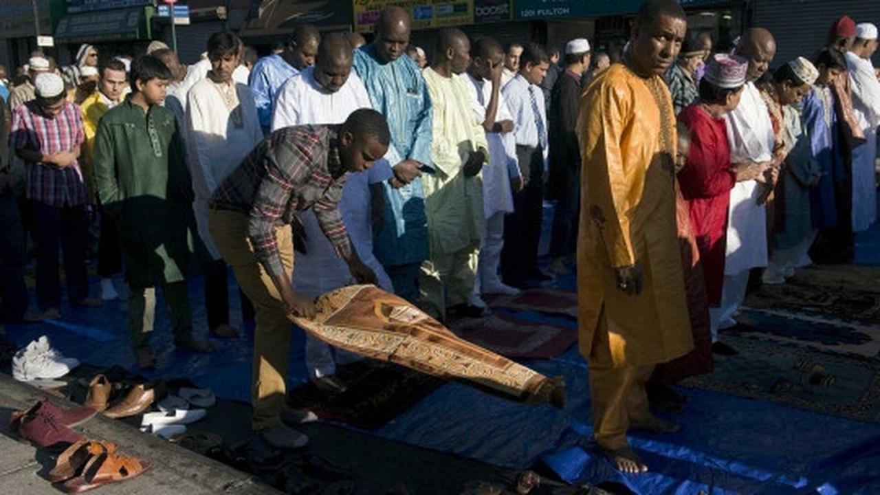 Kekhusyukan umat muslim di New York jalani ibadah salat Idul Adha